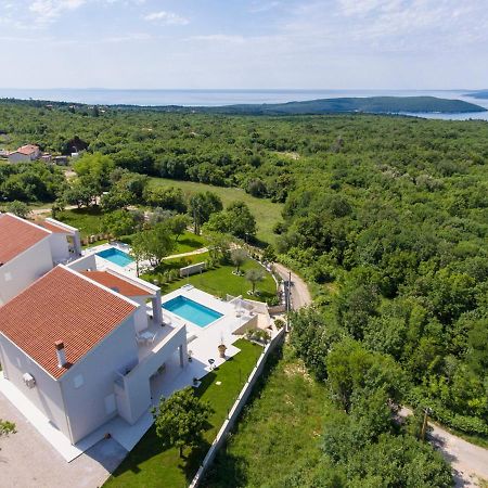 Valhova Villa Sleeps 9 Pool Air Con Wifi Exterior photo